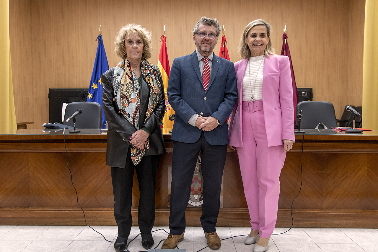 Salvioli, flanqueado por Consuelo Martínez-Sicluna y Ana Gemma López, subdirectora y directora, respectivamente del Departamento de Derecho Internacional