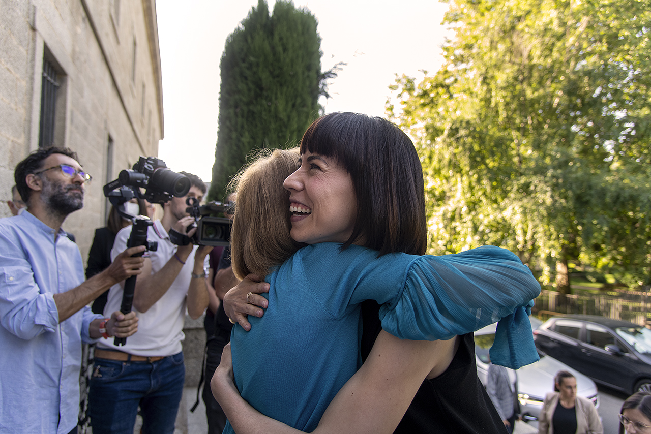 La ministra Diana Morant y María Teresa Fernández de la Vega se abrazan en los Cursos