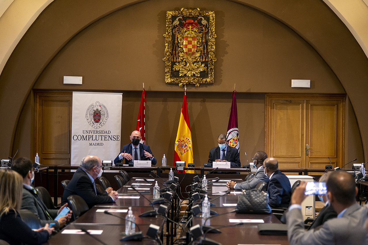 La firma del convenio se llevó a cabo en la sala de juntas del rectorado de la Universidad Complutense