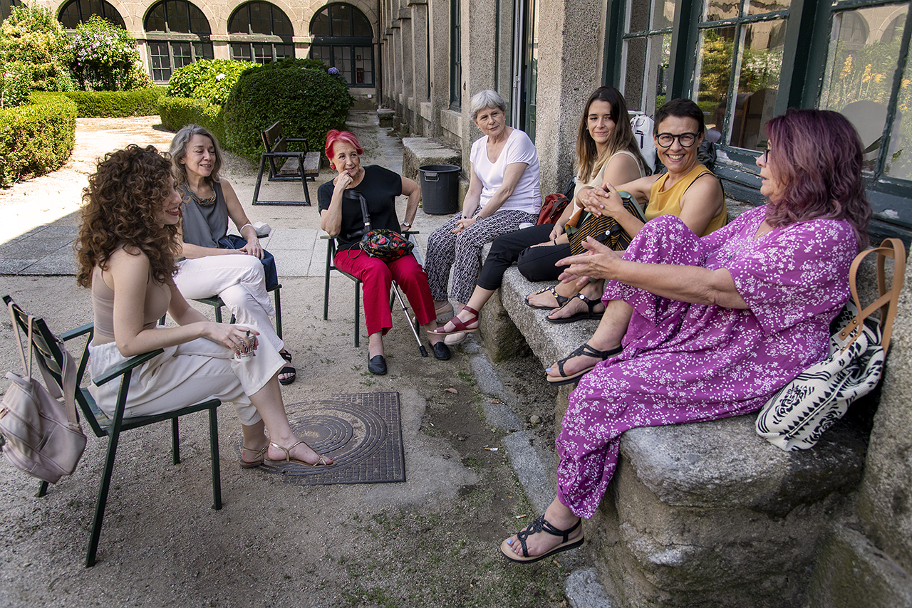 Participantes en el curso charlan en el claustro del María Cristina