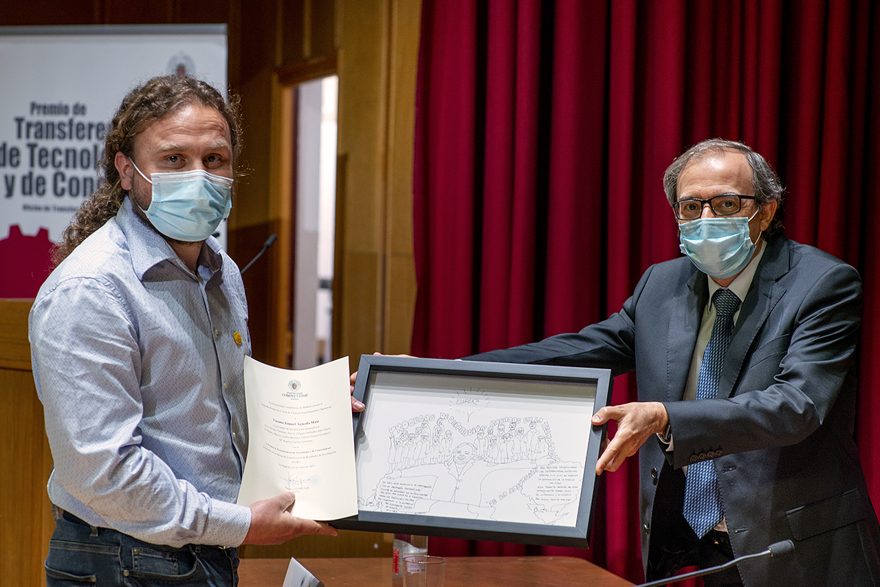 El decano de Medicina entrega el premio a Vicente Ismael Águeda Maté