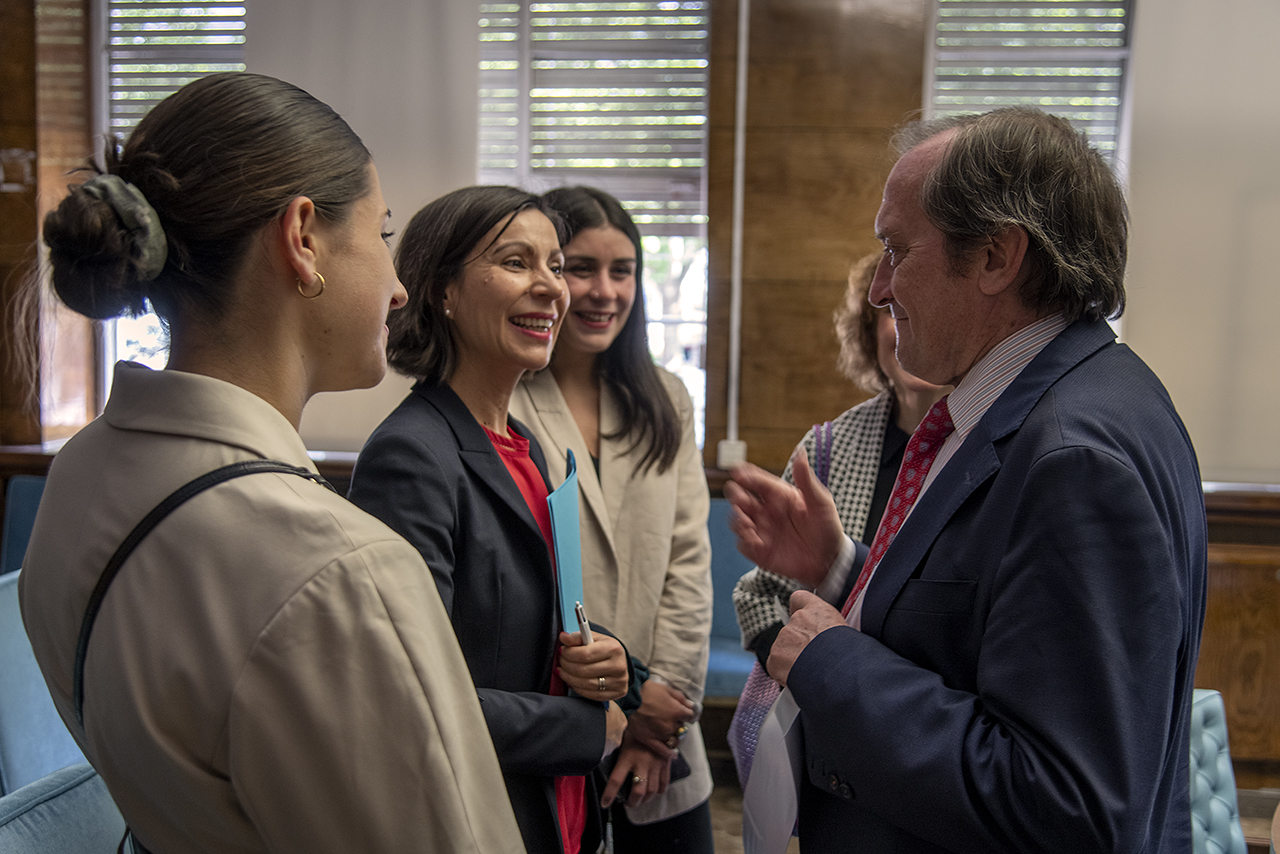 El vicerrector Dámaso López charla con Christelle Grouzis, representante de la embajada de Francia en España