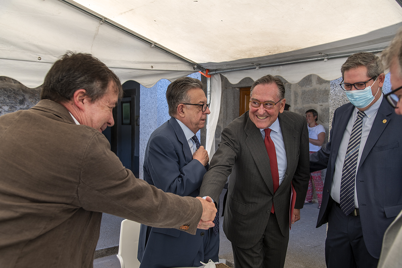 El presidente de Santander Universidades saluda a José Carrillo, rector honorario de la UCM