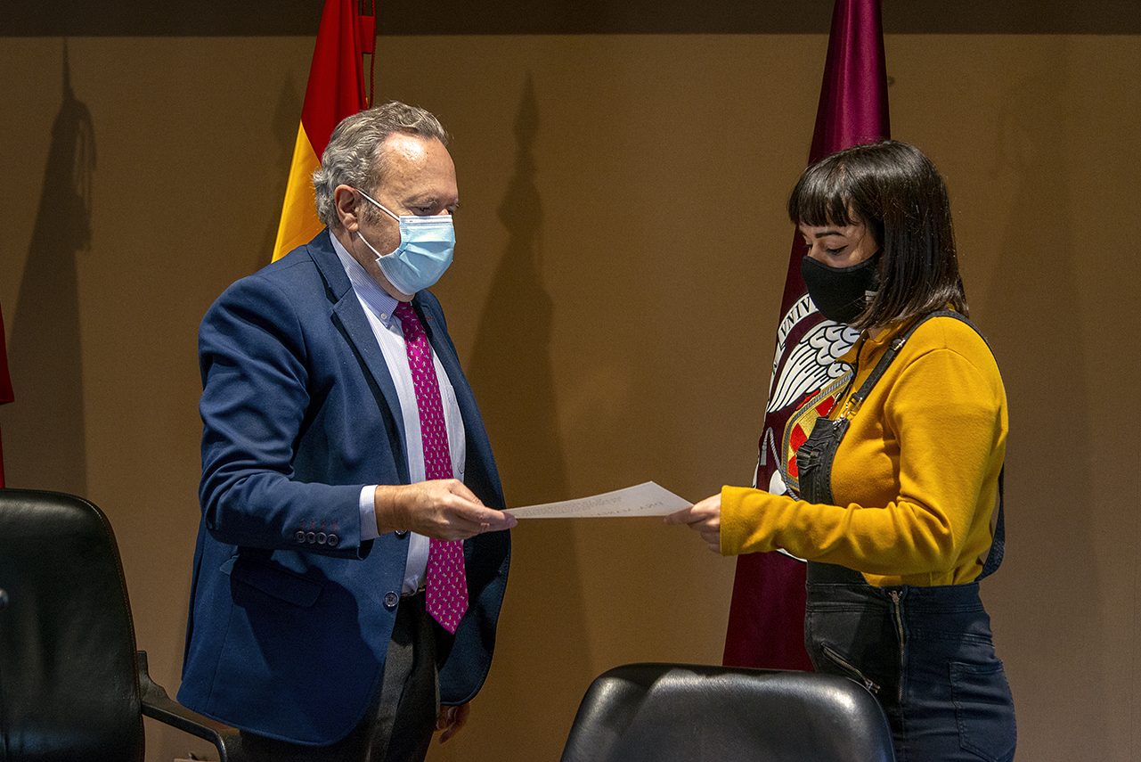 Juan Carlos Doadrio, vicerrector de Relaciones Institucionales de la Universidad Complutense, entrega el diploma acreditativo a María Cabrera Pérez