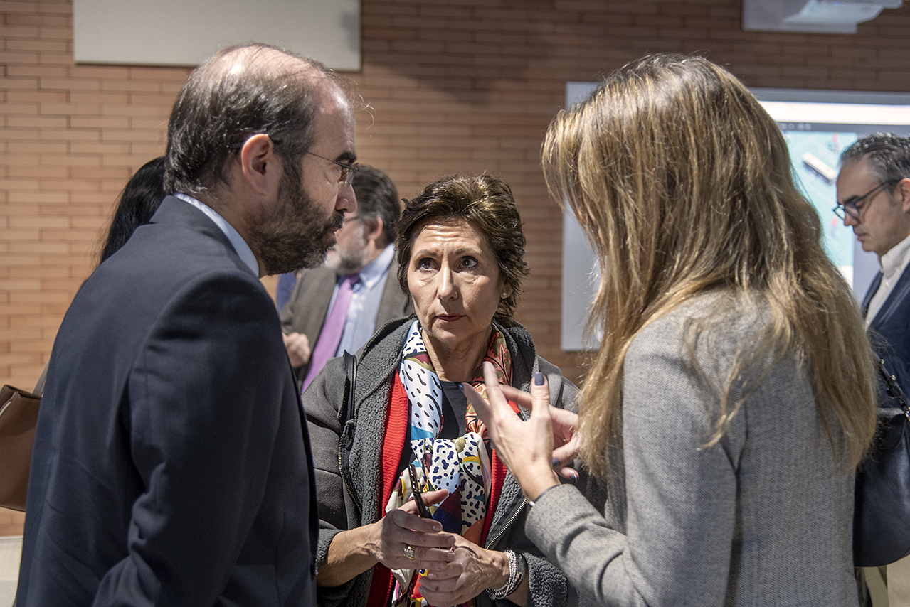 José María Coello de Portugal, Juncal González y María Dolores Ortiz charlan tras la inauguración de la Jornada