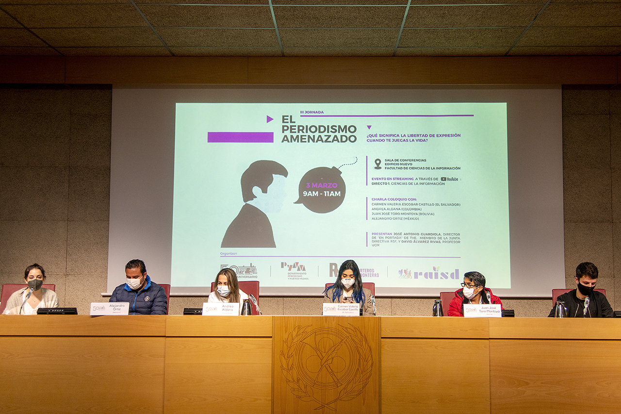 Los cuatro periodistas participantes en la jornada y los estudiantes Gema y Antón (en las esquinas de la mesa), que moderaron el debate