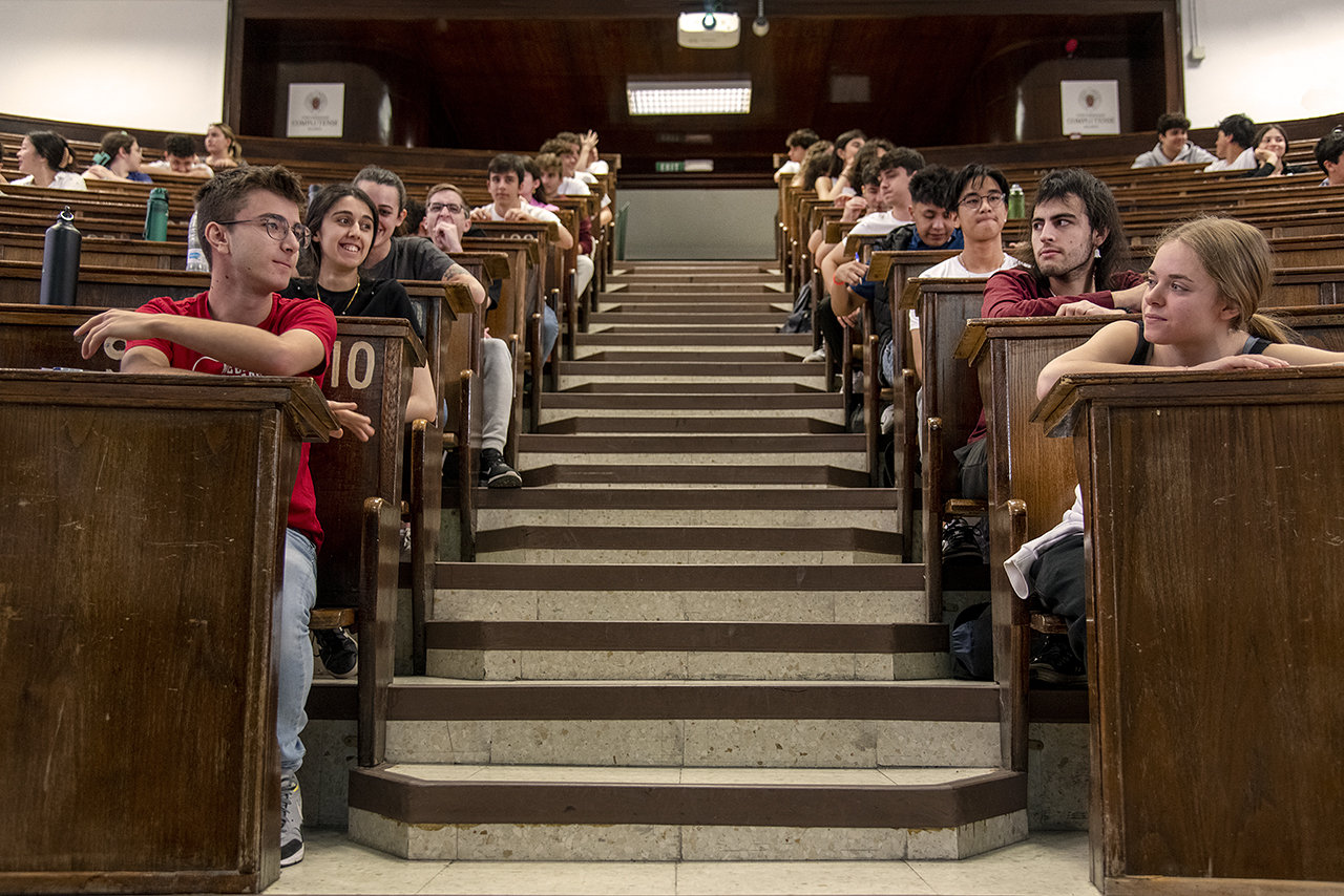 Estudiantes justo antes de comenzar la EvAU en un aula de la Facultad de Farmacia