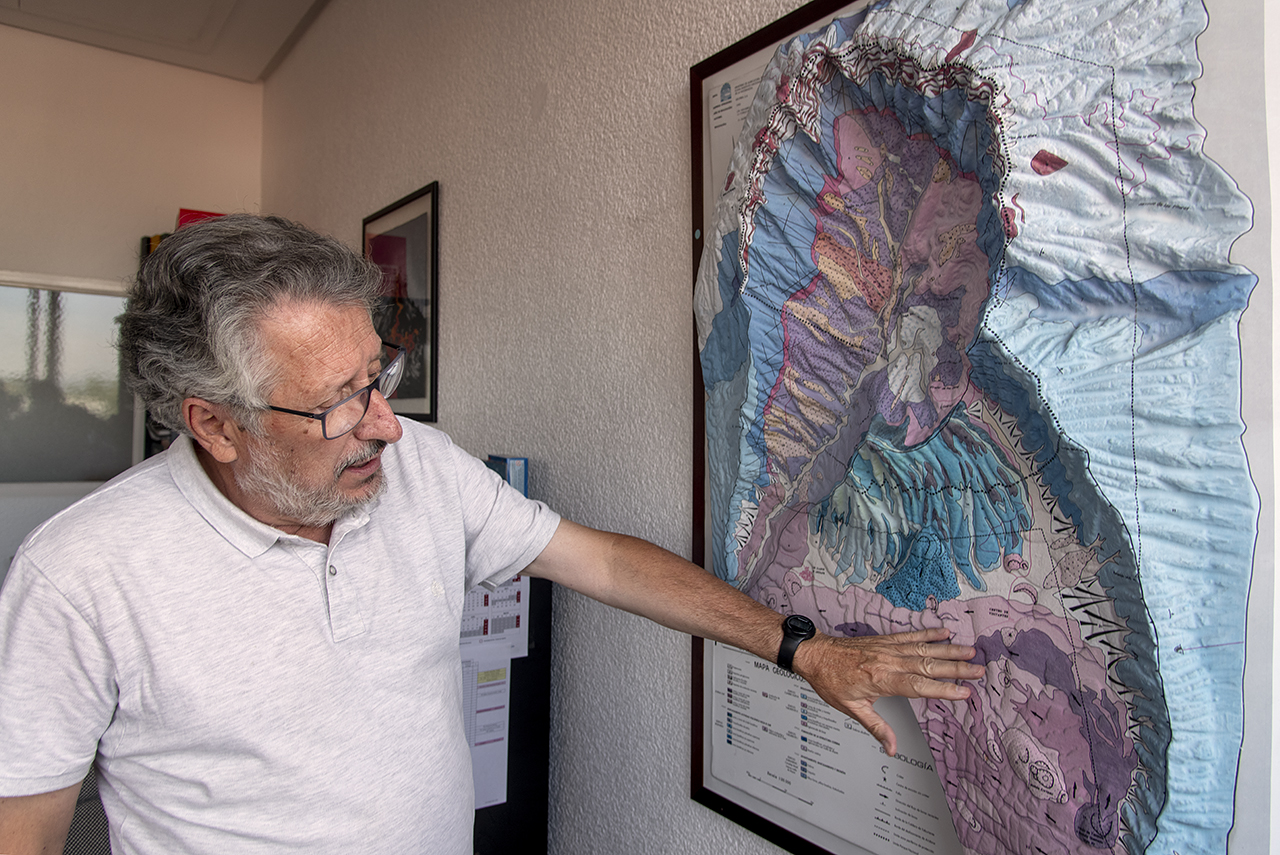 Eumenio Ancochea, en su despacho de la Facultad de Geológicas con un mapa en relieve de la Caldera de Taburiente de La Palma