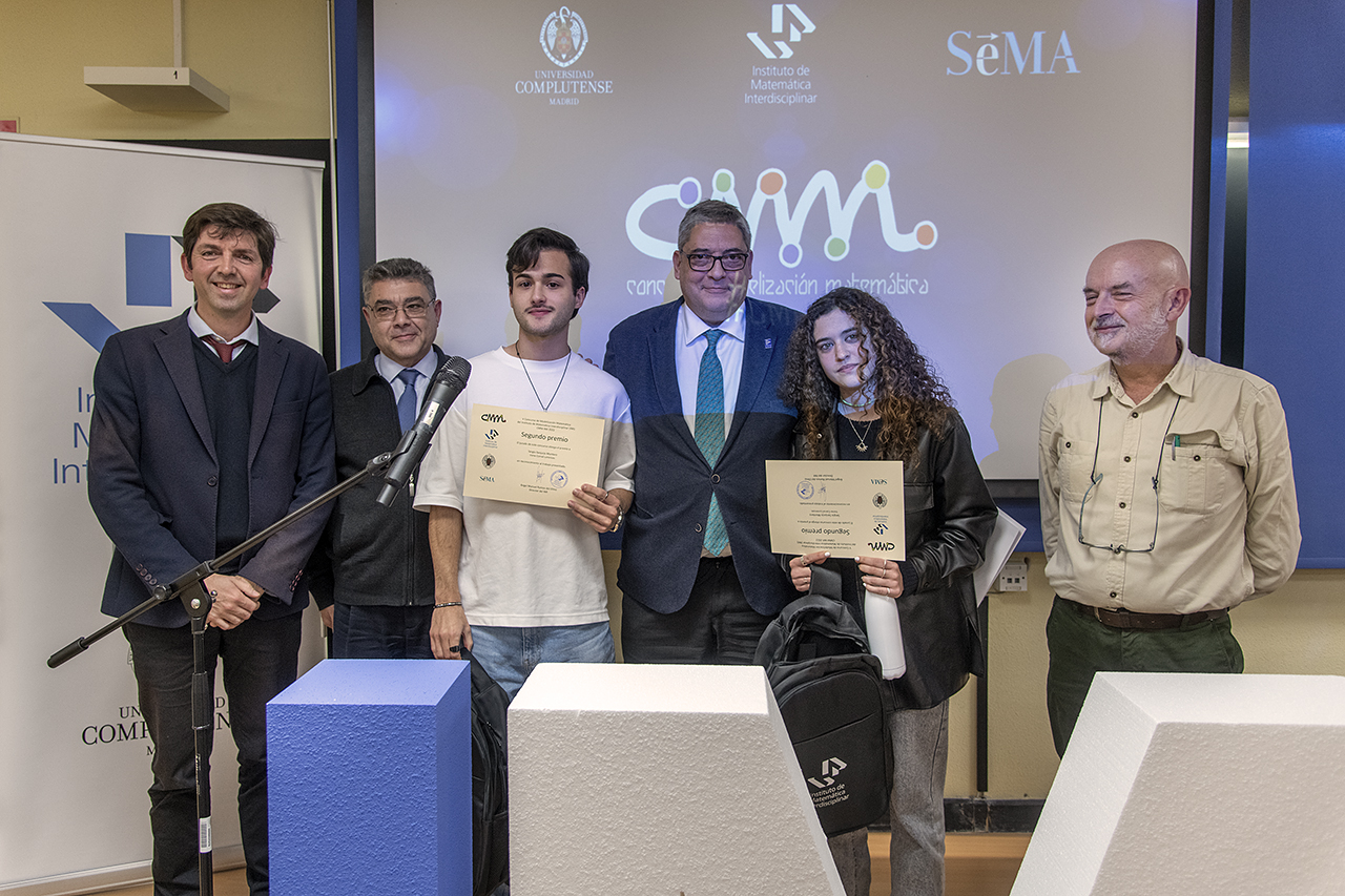 Entrega del segundo premio del V Concurso  de Modelización Matemática del Instituto de Matemática Interdisciplinar (IMI) a Sergio Sanjurjo e Irene Corral