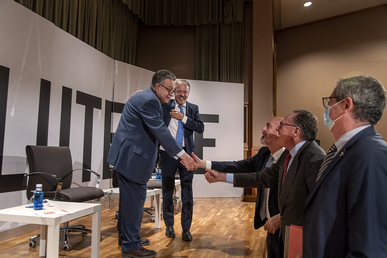 El rector, el presidente de Santander Universidades y el director de los Cursos, felicitan al conferenciante
