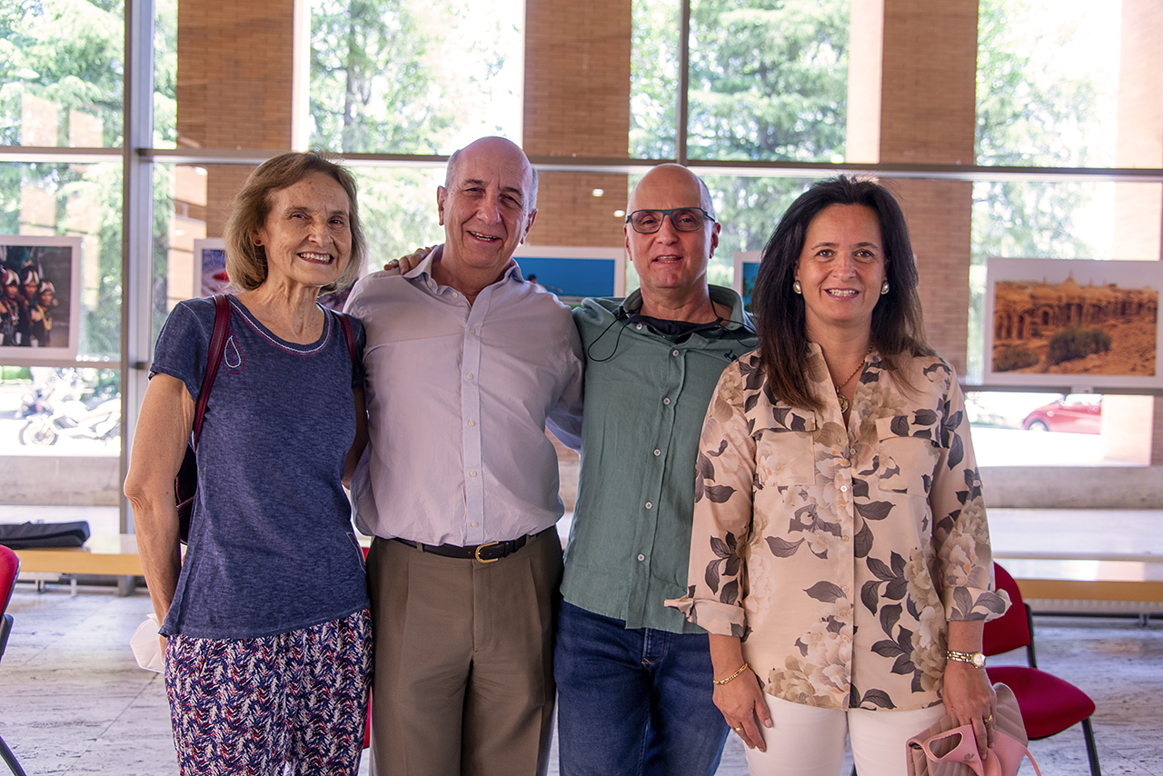 Juanjo Carrato posa junto a su familia en el Edificio de Estudiantes de la UCM