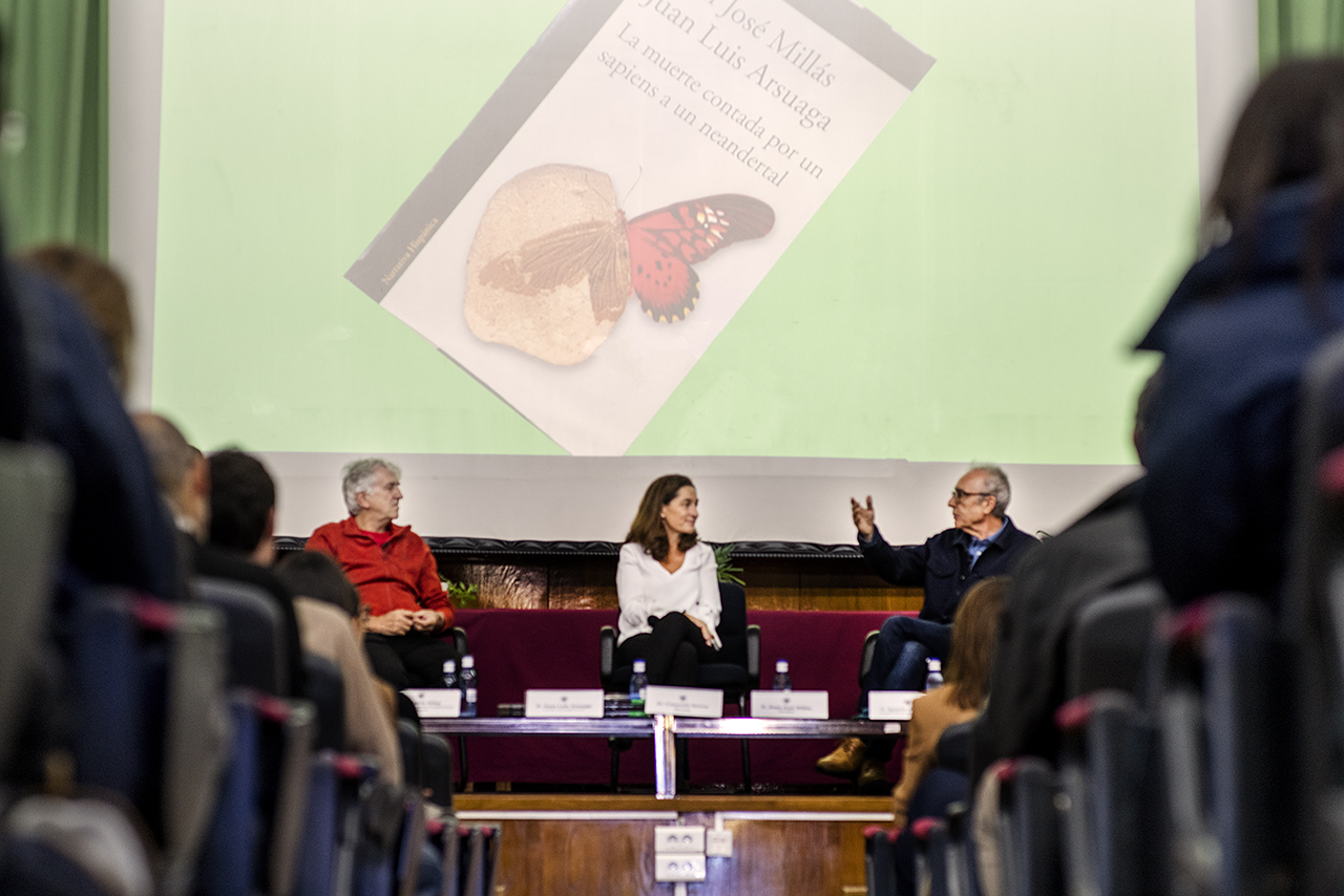 Salón de actos de la Facultad de Veterinaria, durante la intervención de Juan Luis Arsuaga y Juan José Millás