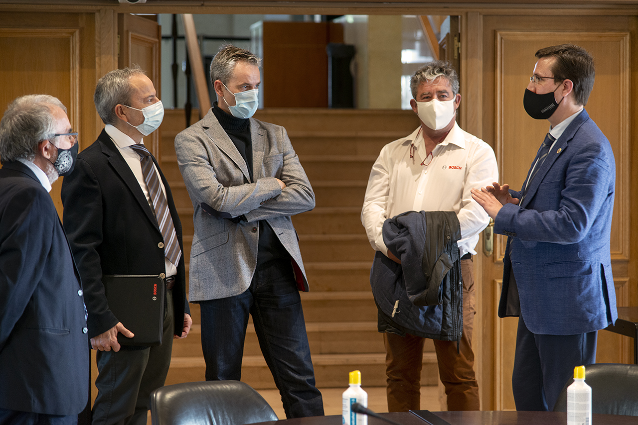 A la derecha de la imagen, el vicerrector de Tecnología y Sostenibilidad, Jorge Jesús Gómez, charla con representantes de Bosch antes de la firma del convenio