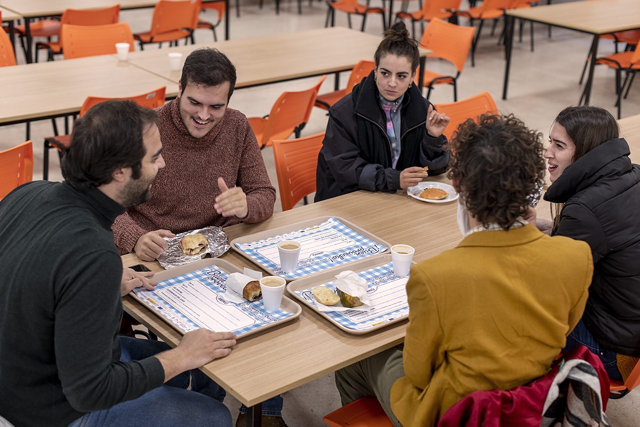 Un grupo de estudiantes, en la cafetería de las Facultades de Políticas y Sociología y de Trabajo Social