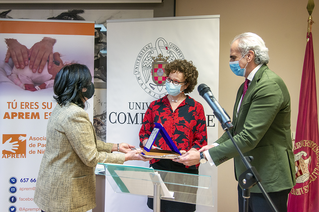 El consejero de Sanidad y la Presidenta de APREM entregan el premio a María Luisa Navarro