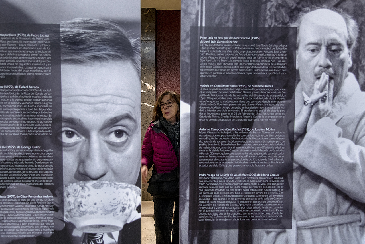 Los paneles de la exposición "José Luis López Vázquez. 100 años de cine, teatro y literatura" incluyen información por sus dos lados
