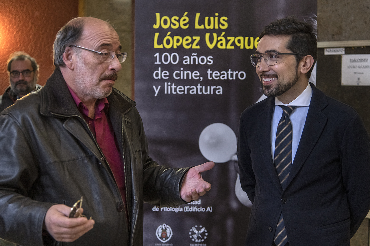 José Luis López Magerus, hijo del homenajeado, y Emilio Peral, vicedecano de Cultura, Relaciones Institucionales y Biblioteca y uno de los comisarios de la muestra