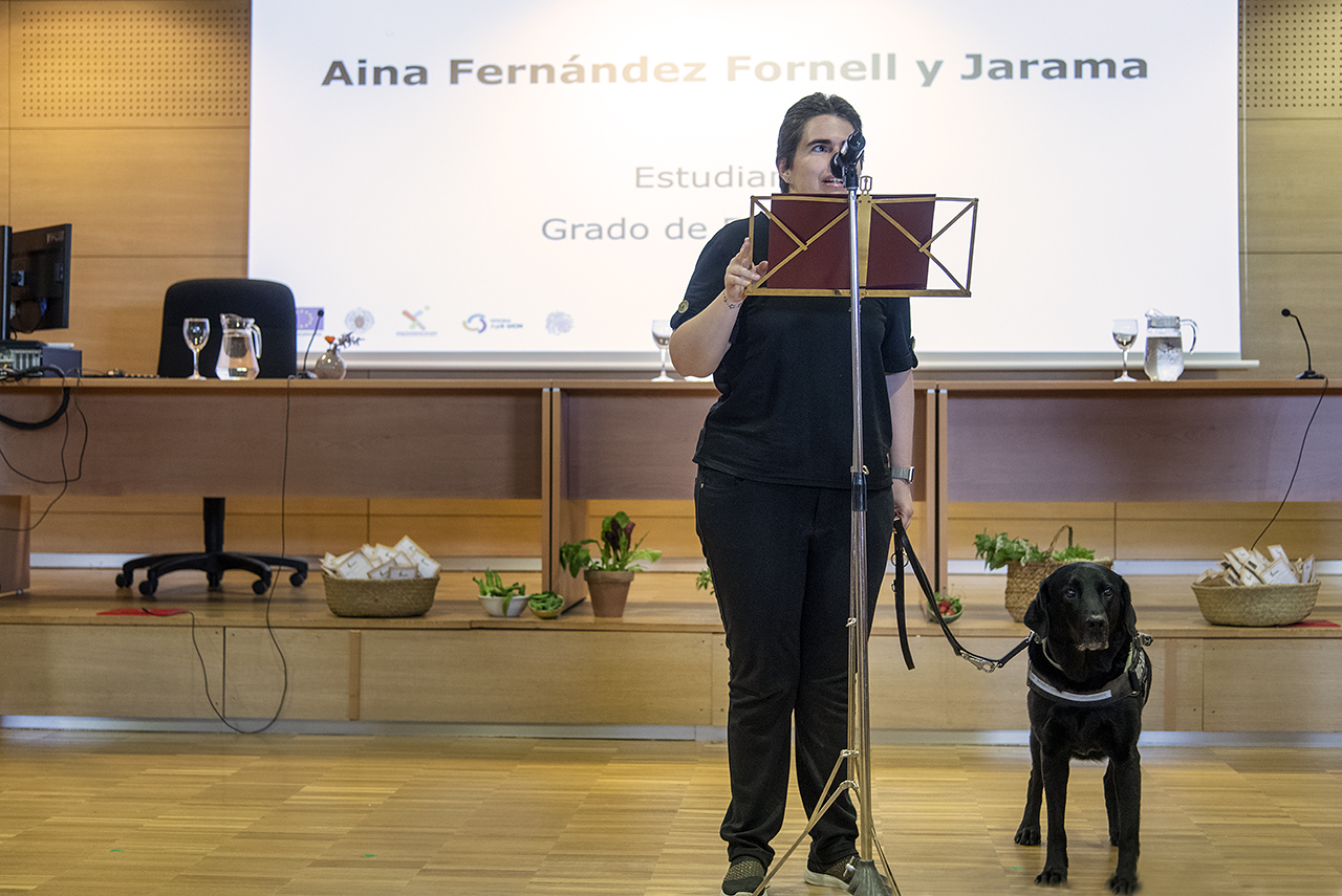 La estudiante Aína Fernández leyó uno de los artículos de la Declaración de los Derechos Humanos