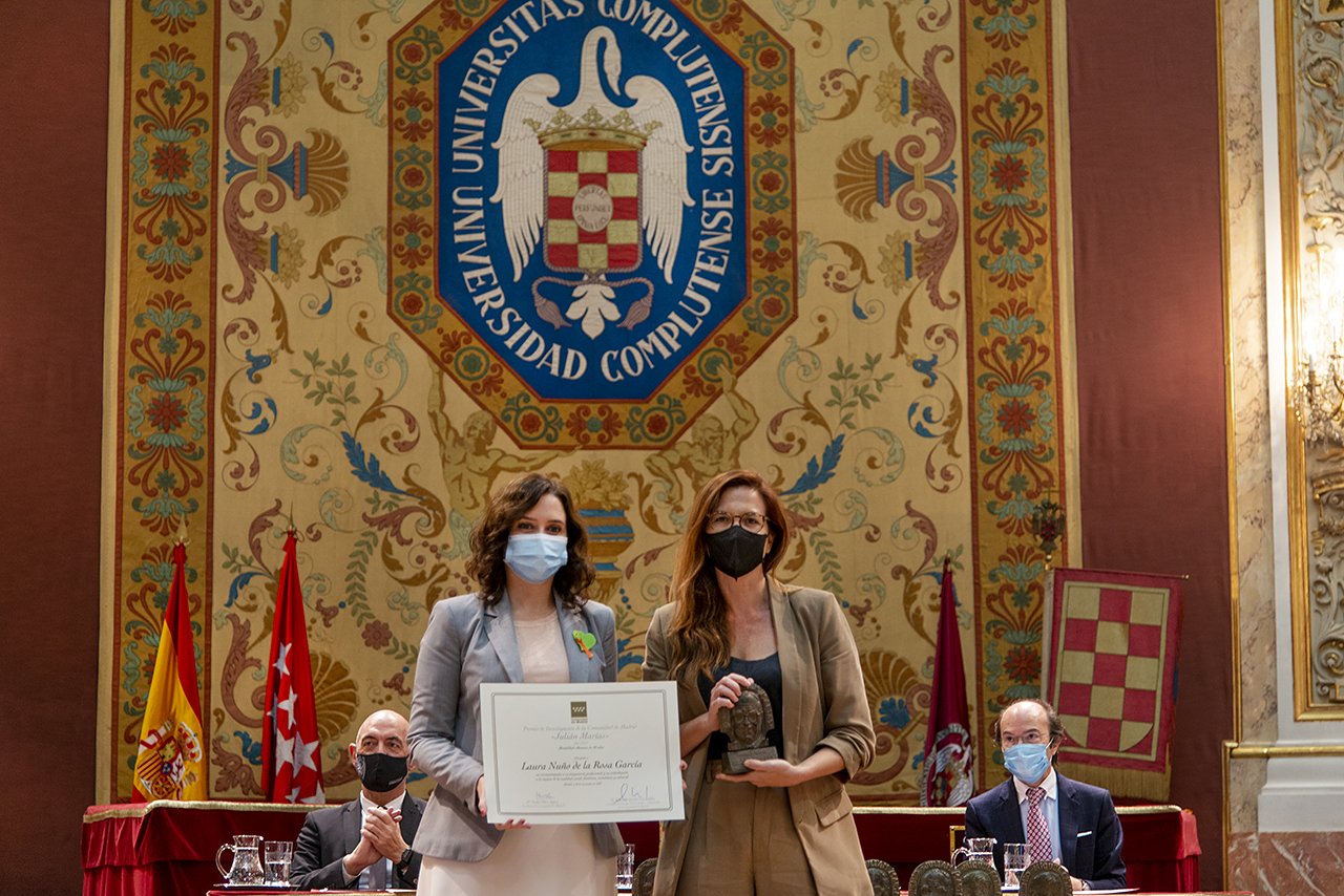 Isabel Díaz Ayuso, presidenta de la Comunidad de Madrid, entrega el premio a Laura Nuño de la Rosa