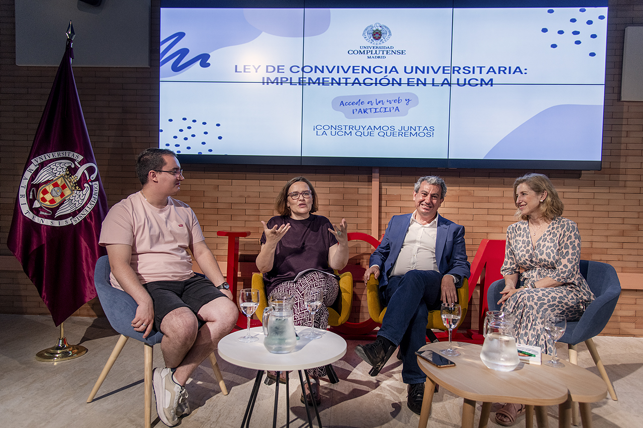 César González, Rosa María de la Fuente, Rafael Orden y Elena Conde, en el salón de actos del Edificio de Estudiantes