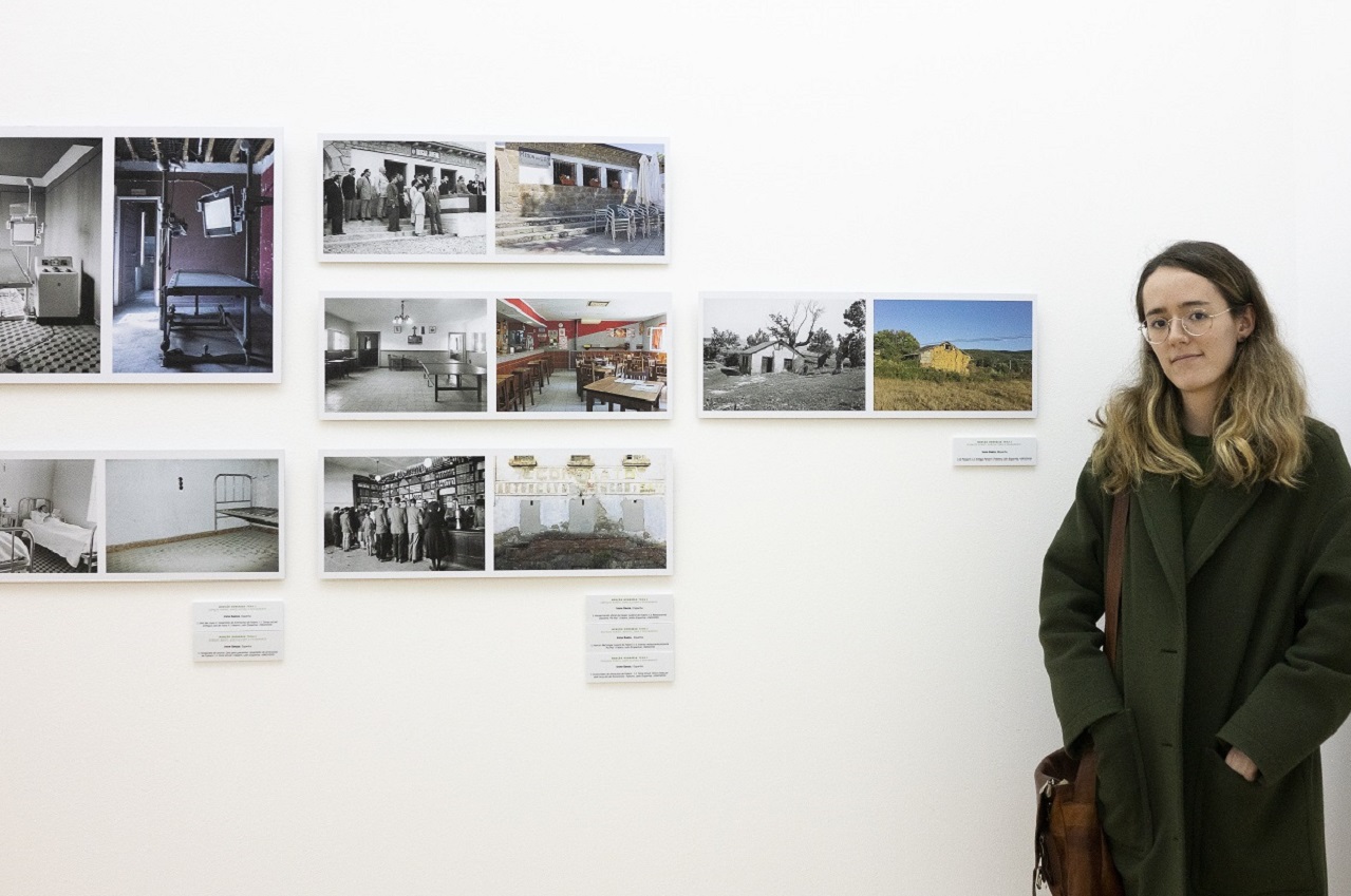 Irene Baeza, en la exposición de las obras ganadoras del concurso Transversalidades 2022. Fotografía Sin Fronteras