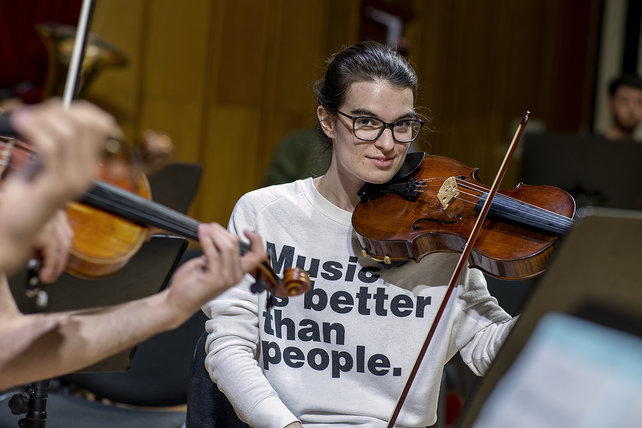 Una de las integrantes de la Orquesta, durante el ensayo previo al concierto que ofrecieron en el Teatro Monumental