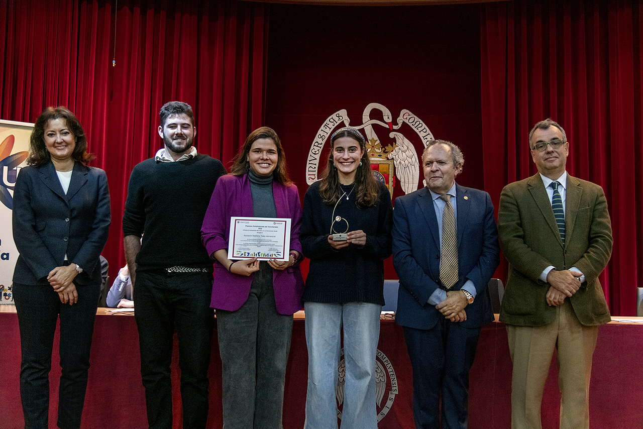 Los representantes de la Asociación Madrileña Trabe internacional muestran su premio