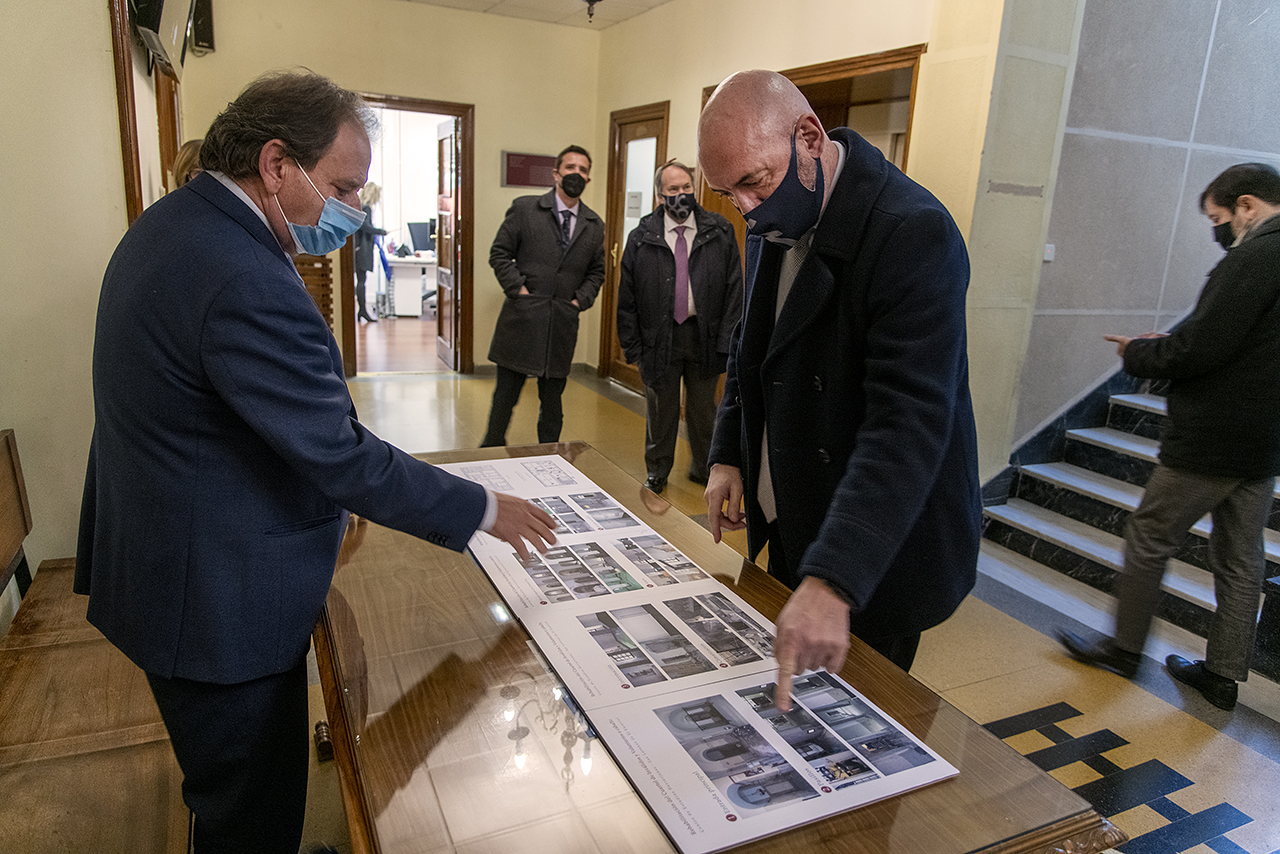 El rector, a su llegada al Ayuntamiento de San Lorenzo de El Escorial, ve unas imágenes de la adecuación del edificio cedido a la UCM