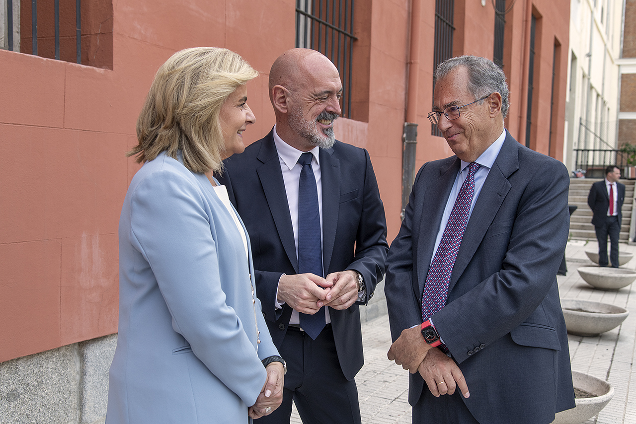 El rector, junto a Fátima Báñez y Enrique Ossorio