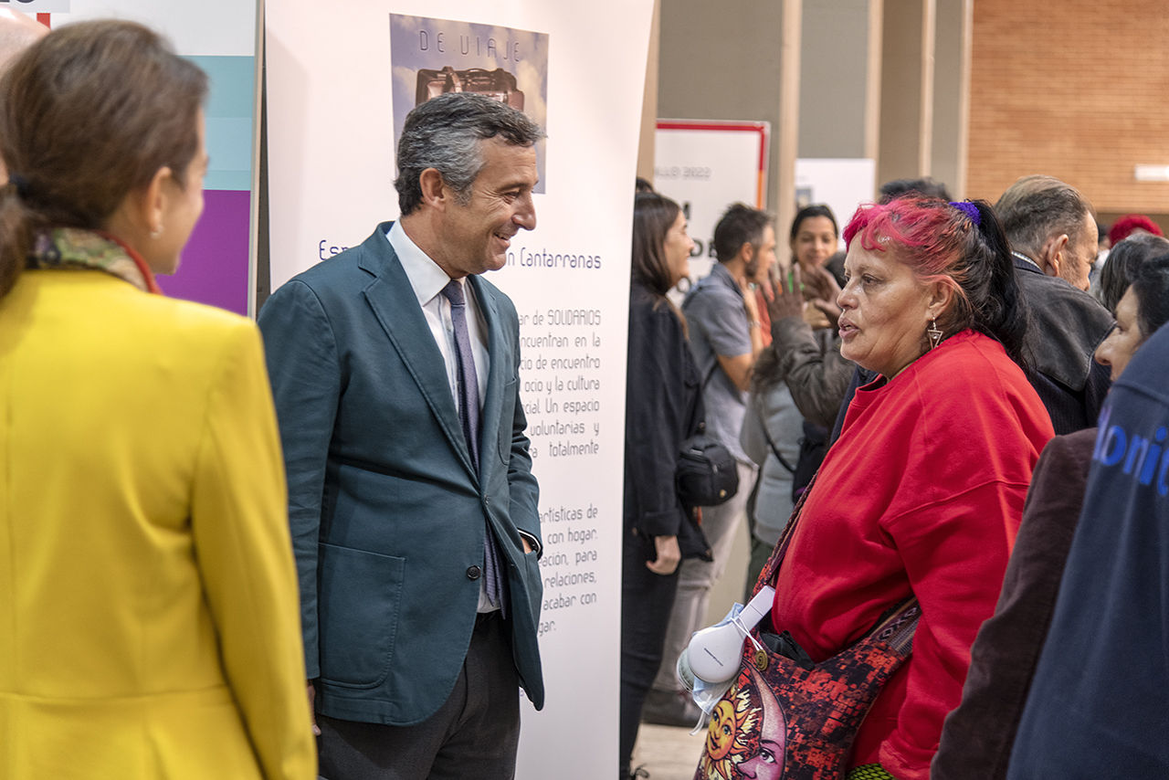 El presidente de Solidarios, Cristóbal Sánchez Blesa, charla con una de las artistas