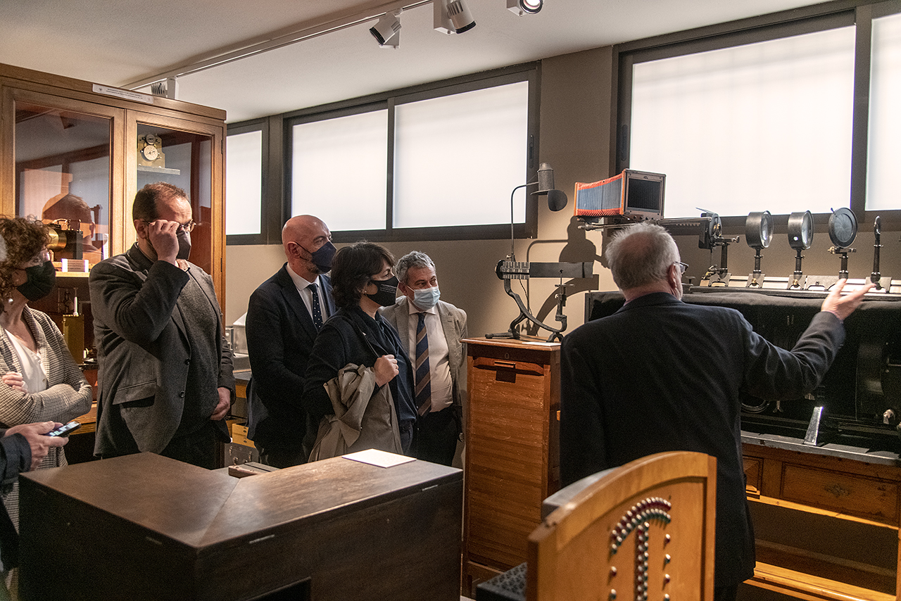 El profesor Javier Bandrés muestra un banco óptico de la Colección