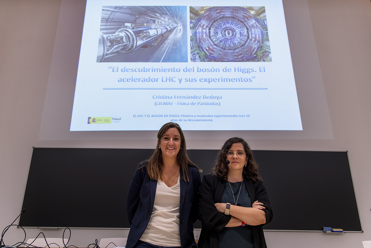 Cristina Fernández Bedoya y María Cepeda, ambas del CIEMAT, antes de la conferencia que han impartido dentro del ciclo "Hablemos de Física"