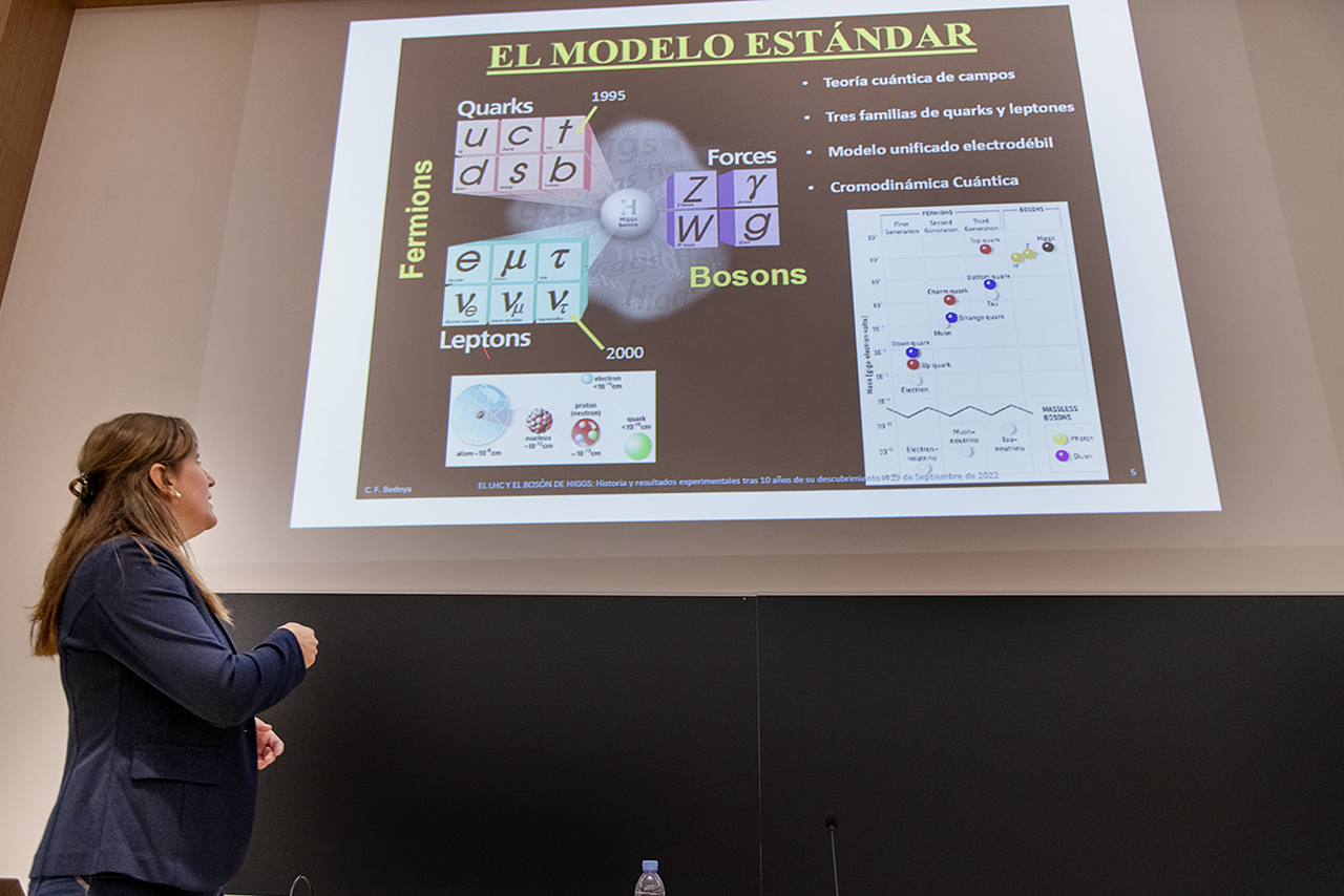 Cristina Fernández Bedoya durante su conferencia sobre el bosón de Higgs