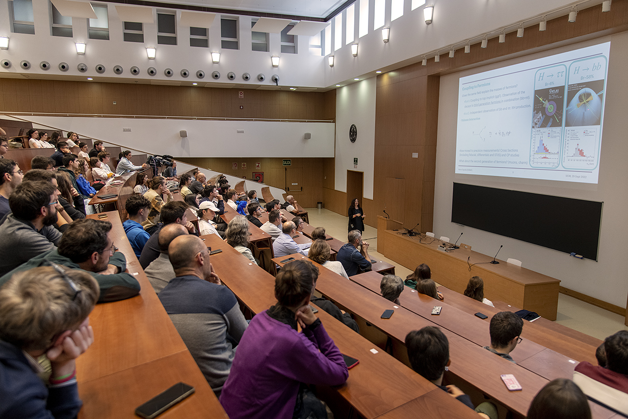 El aula magna de Físicas acogió la conferencia que conmemoró los diez años del descubrimiento del bosón de Higgs
