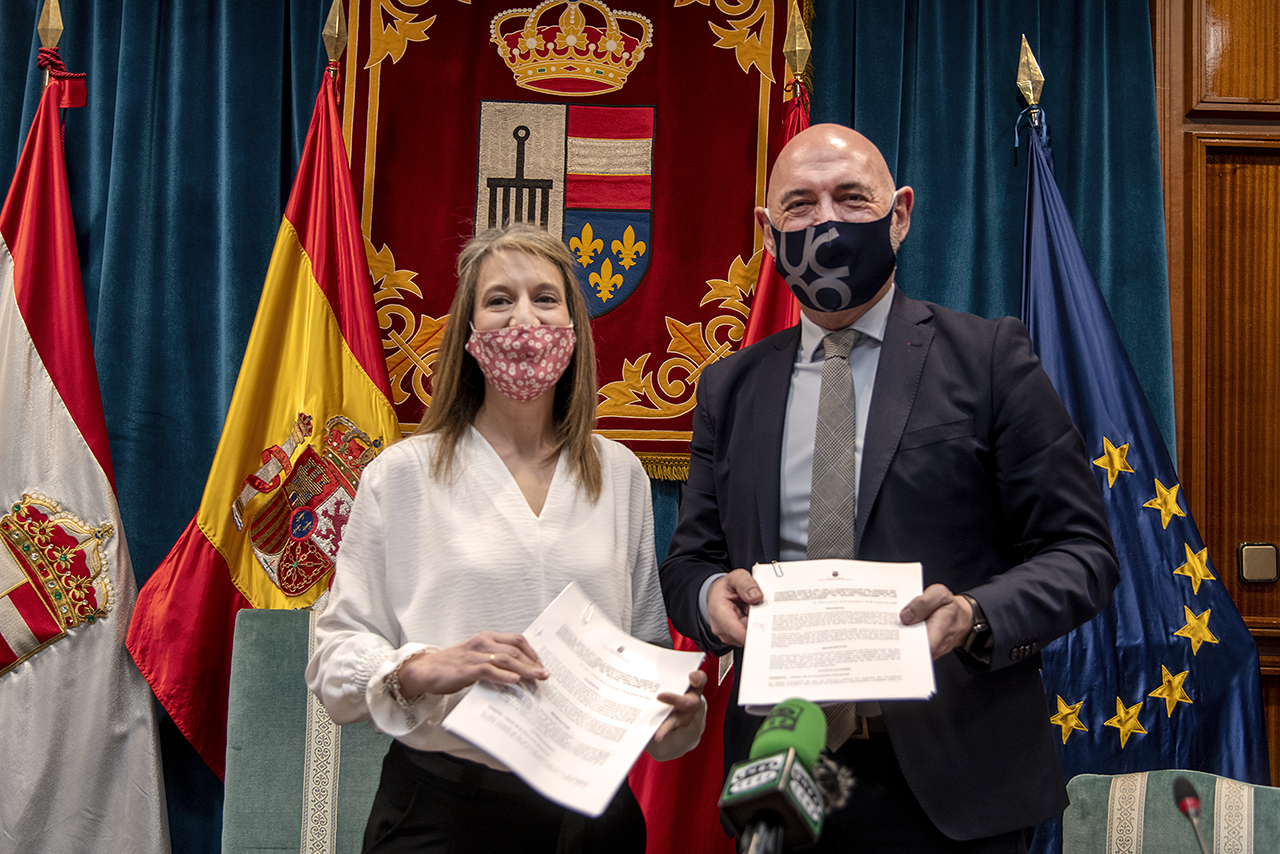 Carlota López Esteban y Joaquín Goyache, muestran el acuerdo de concesión demanial