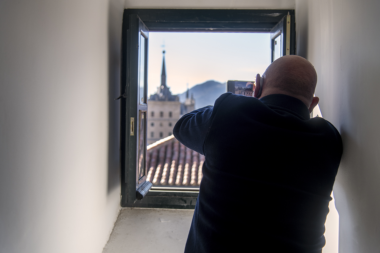 El rector fotografía el Monasterio de San Lorenzo de El Escorial desde la última planta del edificio
