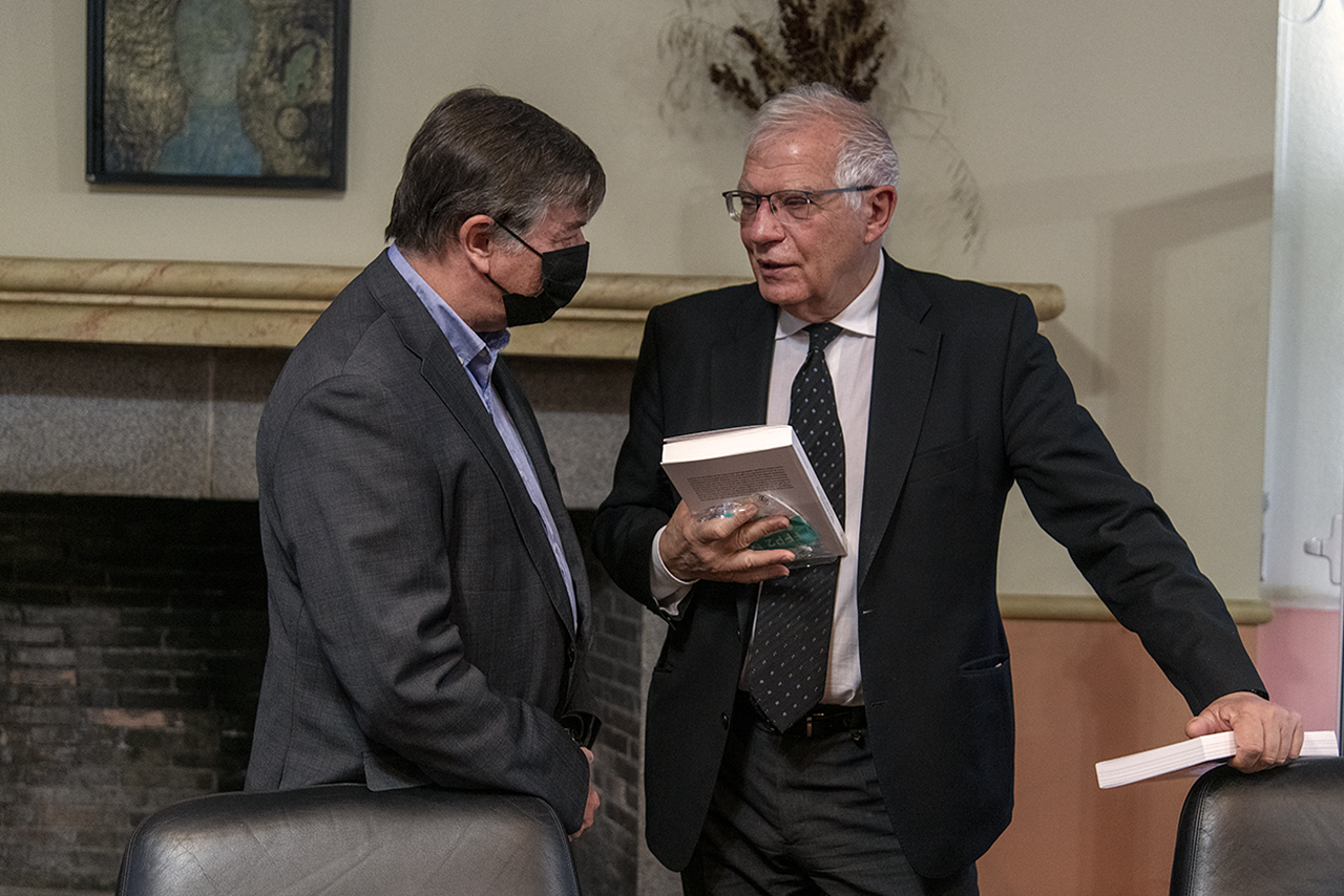 Josep Borrell , con José Antonio Sanahuja, director de la Fundación Carolina
