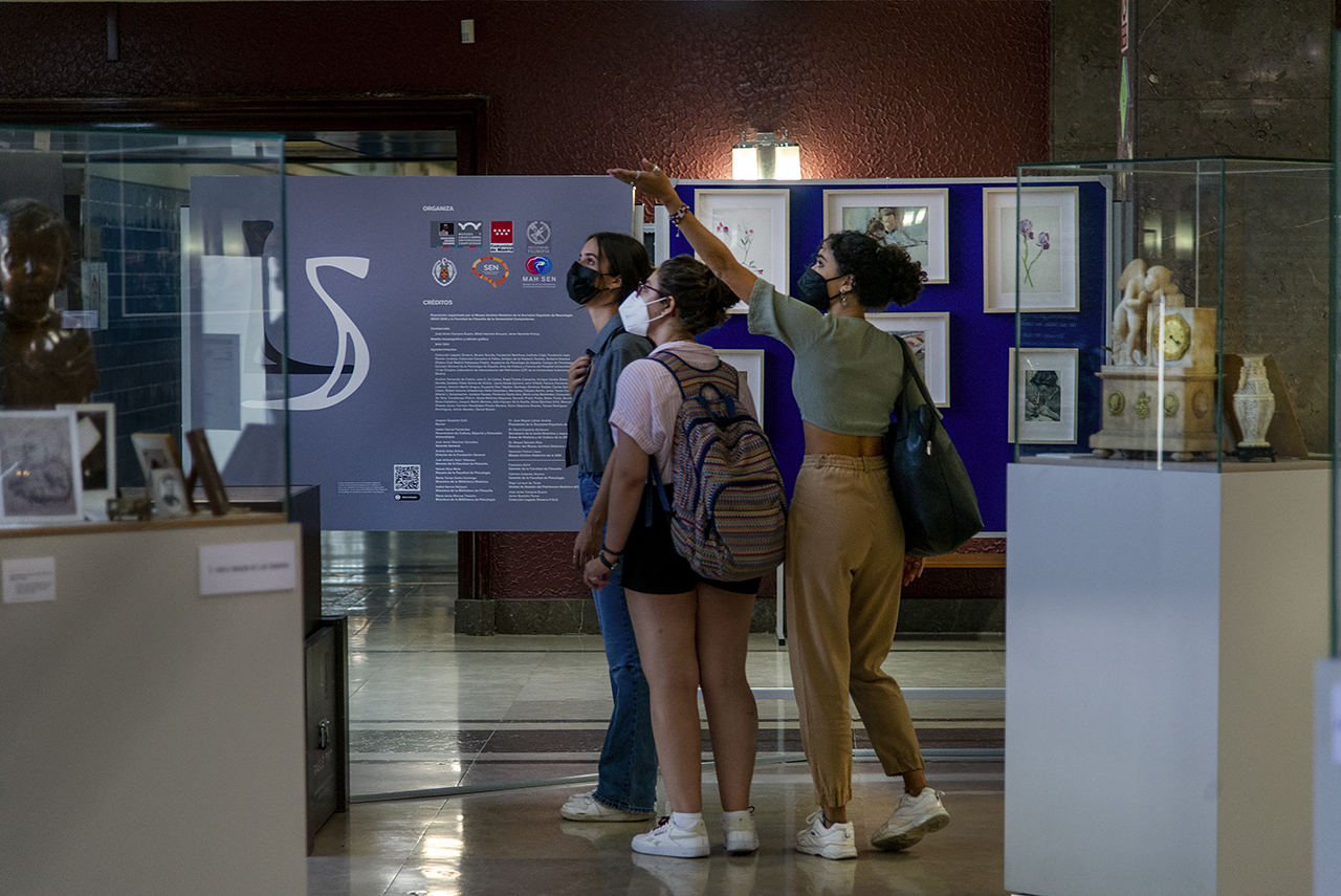 Estudiantes visitan la exposición "Luis Simarro. Centenario", en la Facultad de Filosofía