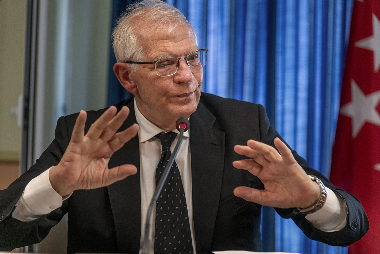 Borrell considera clave la relación entre política y universidad