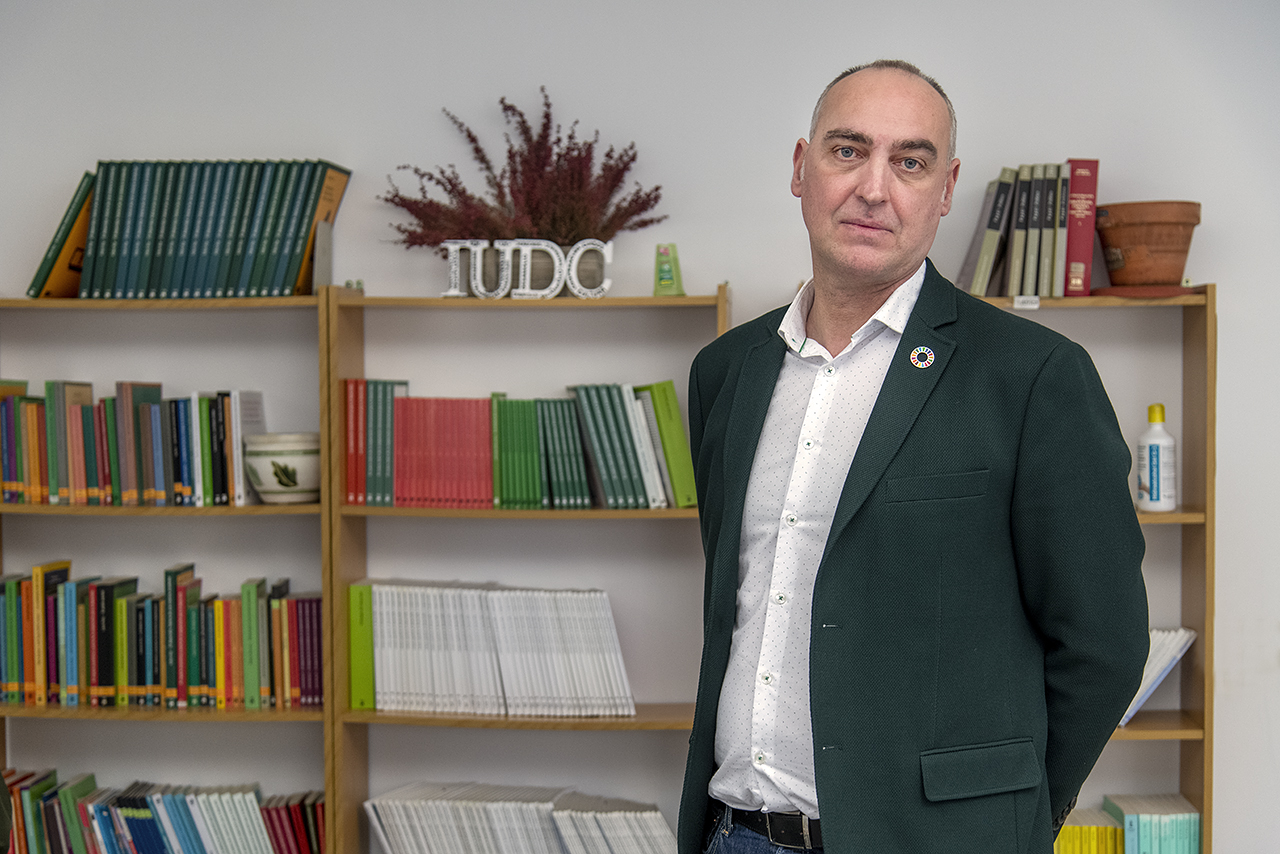 El profesor Esteban Sánchez fue elegido hace un año director del IUDC