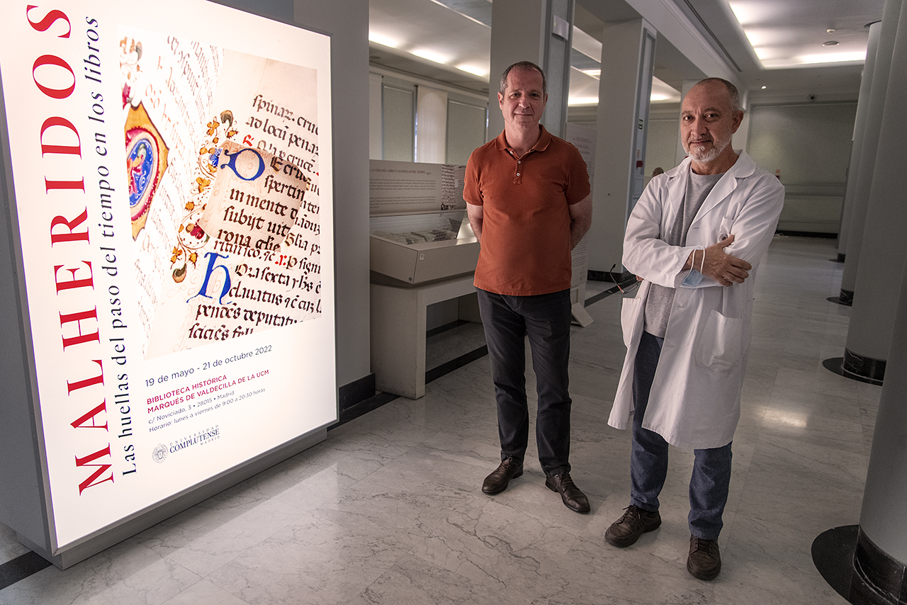 Juan Manuel Lizarraga Echaide y Javier Tacón Clavaín, comisarios de la exposición "Malheridos. Las huellas del tiempo en los libros"