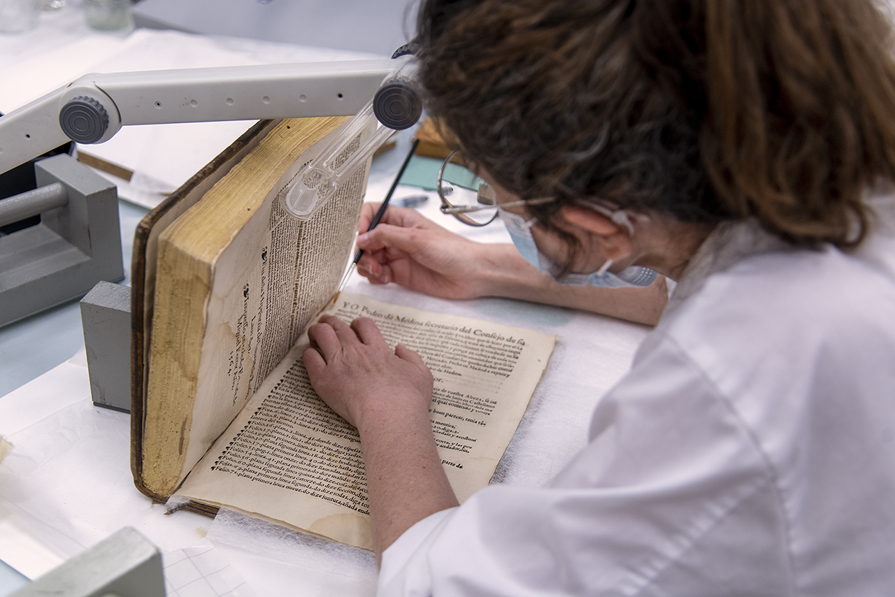 En la Biblioteca Histórica de la UCM existe un taller moderno de restauración de libros