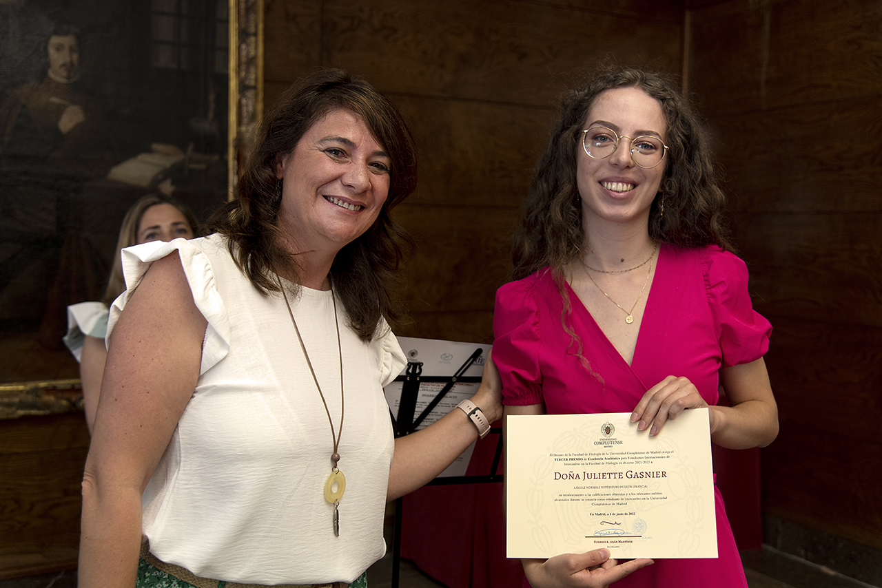 Sonia Sánchez Cuadrado, secretaria académica del Centro Complutense para la Enseñanza del Español, da el tercer premio a Juliette Gasnier