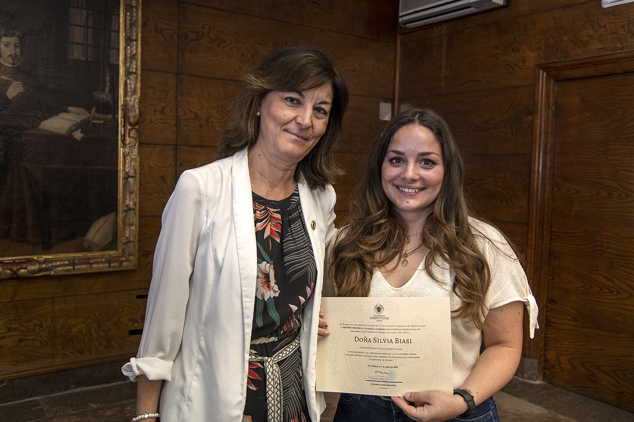 La secretaria general de la UCM, Araceli Manjón-Cabeza, con la ganadora del primer premio, Silvia Biasi