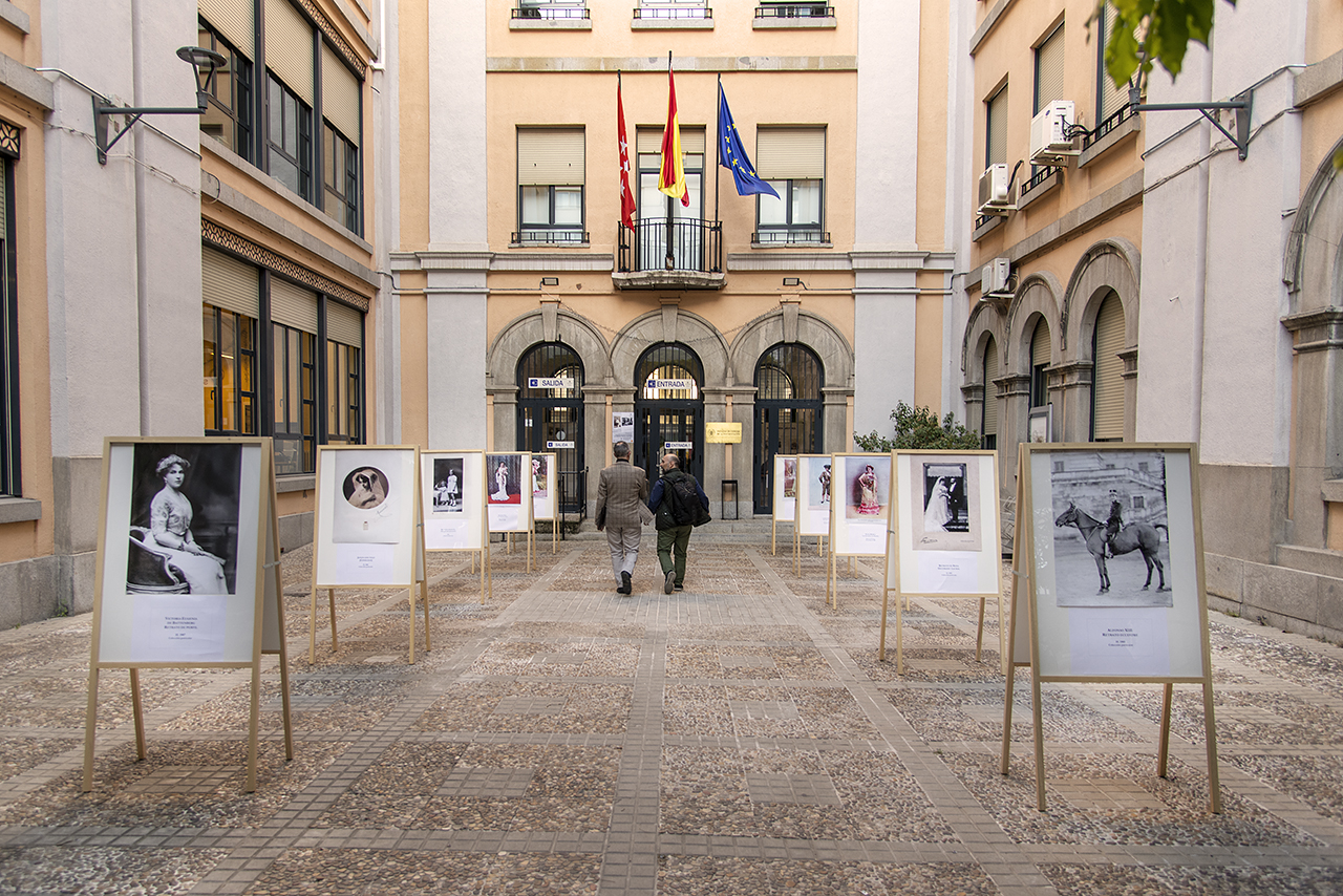 Parte de la exposición sobre Franzen se ha colocado en el acceso a la Facultad