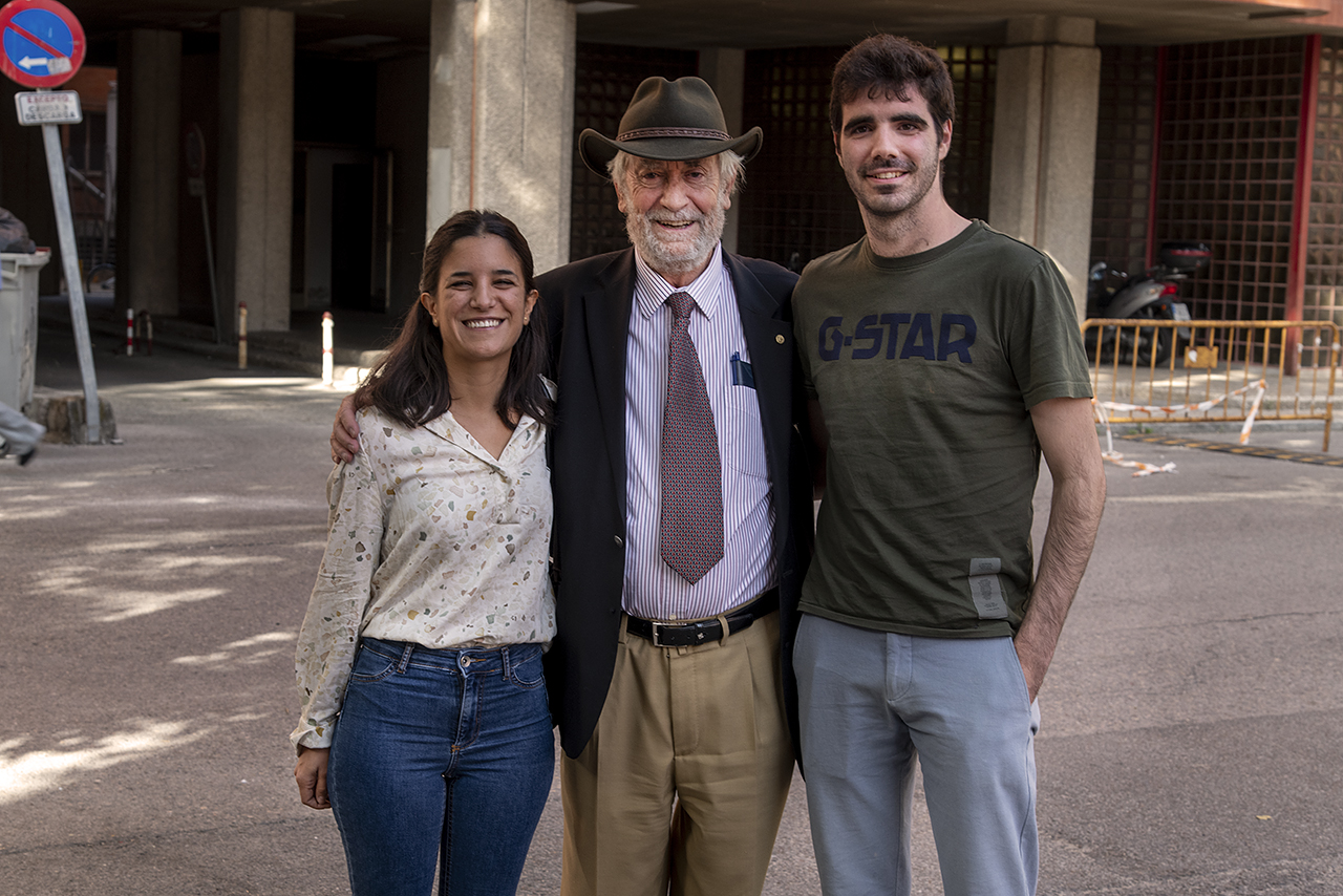 El homenajeado, con sus dos últimos doctorandos, Sara López y Xabier Martínez de Irujo
