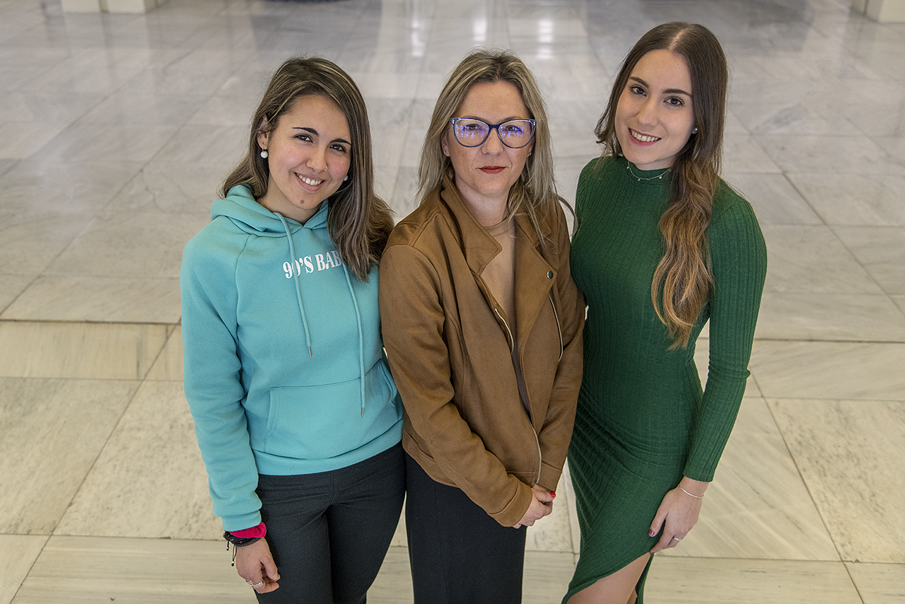 Mireya Jiménez, la profesora Olivia Hurtado y Raquel Manzanero, en la Facultad de Medicina