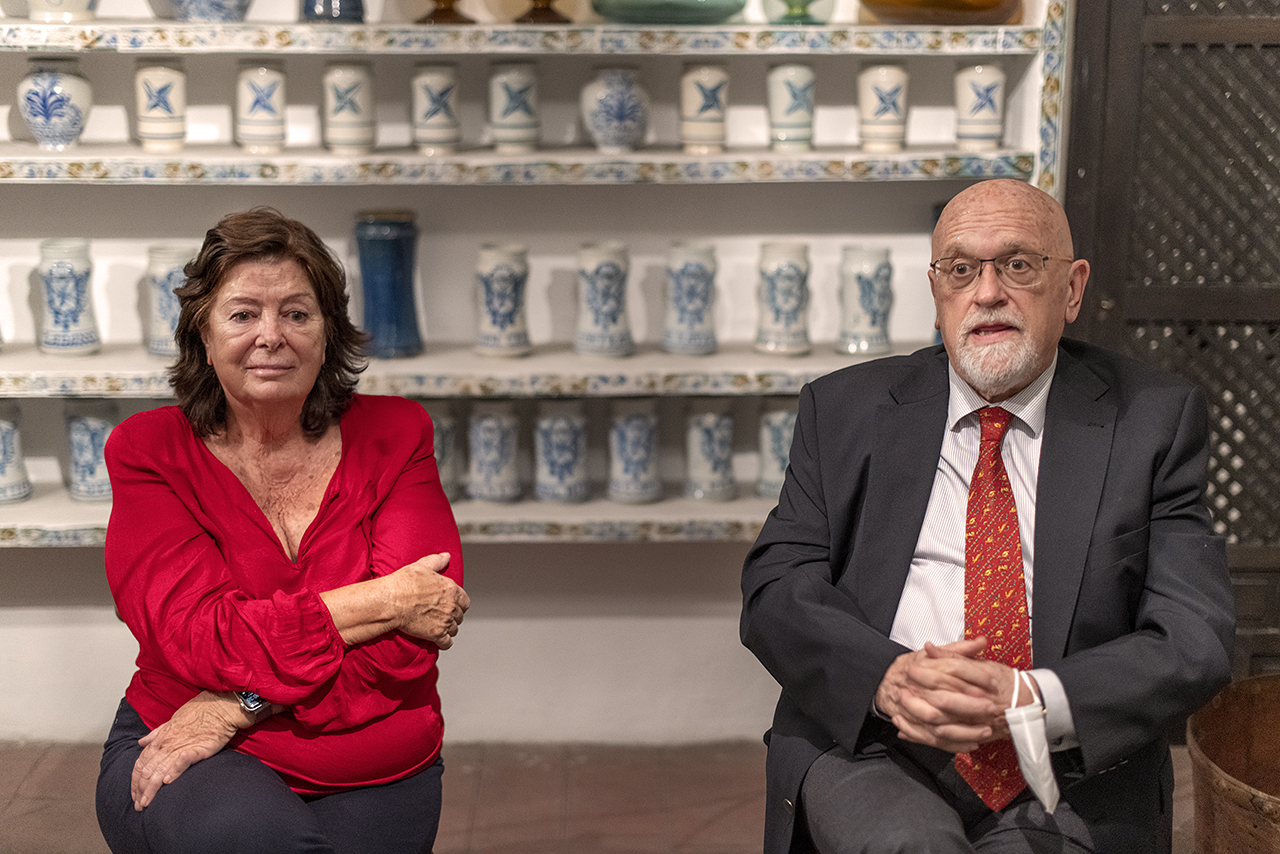María Vallet Regí y Francisco Javier Puerto Sarmiento, en el Museo de la Farmacia Hispana de la UCM