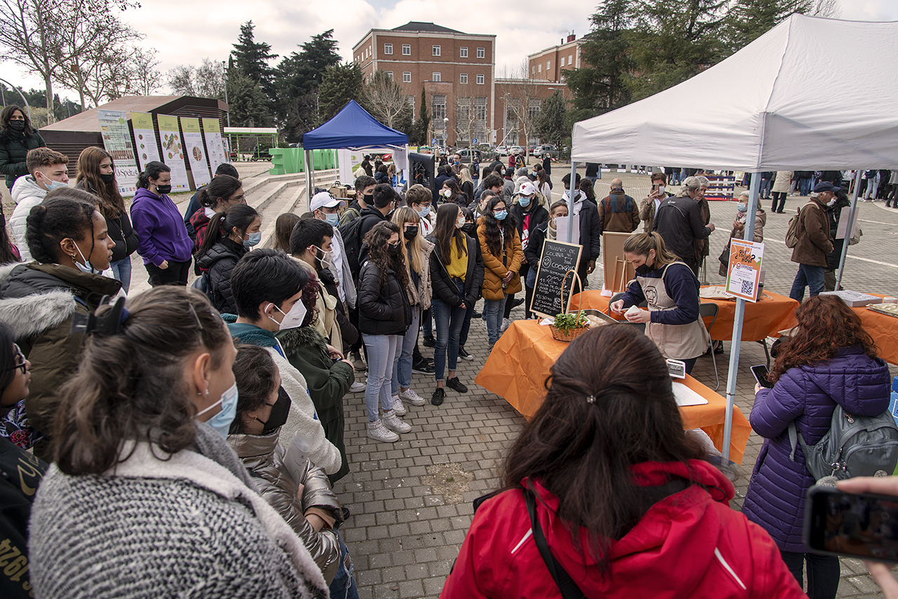 Estudiantes universitarios y de instituto asisten a un taller-degustación de productos de proximidad