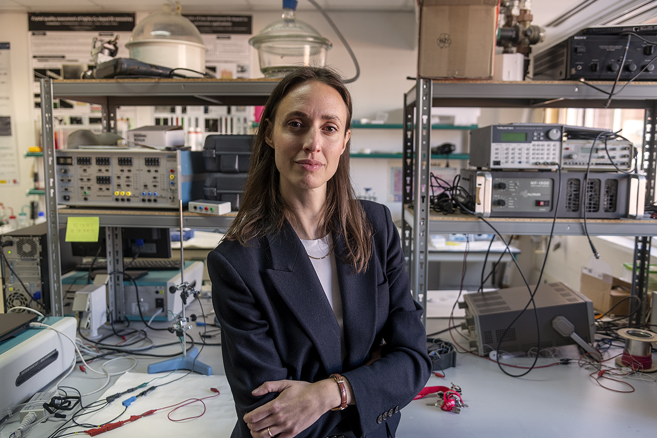 Matilde Saura Múzquiz, en el laboratorio del Departamento de Física de Materiales, de la Facultad de Ciencias Físicas